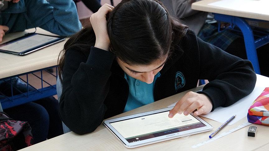 Öğrenciler Explorín platformunu tablet ile kullanırken